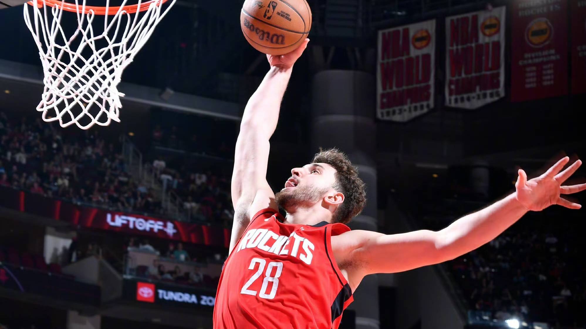 关于火箭险胜公牛，布拉德利惊艳世界的信息