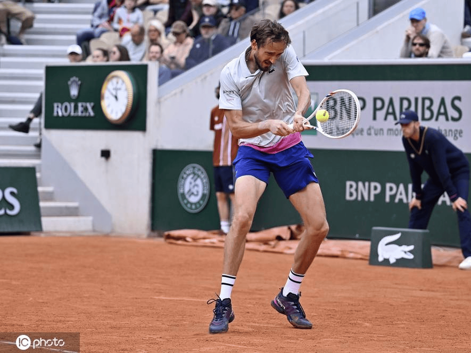 西班牙网球队翻盘世界网球队,梅德韦杰夫送出助攻的简单介绍 西班牙网球队翻盘世界网球队,梅德韦杰夫送出助攻的简单介绍