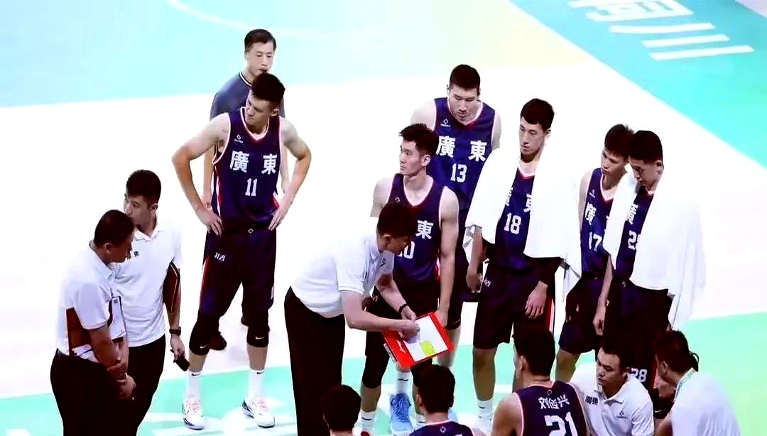 队员闹意见被换下场，教练组织全队团结的简单介绍