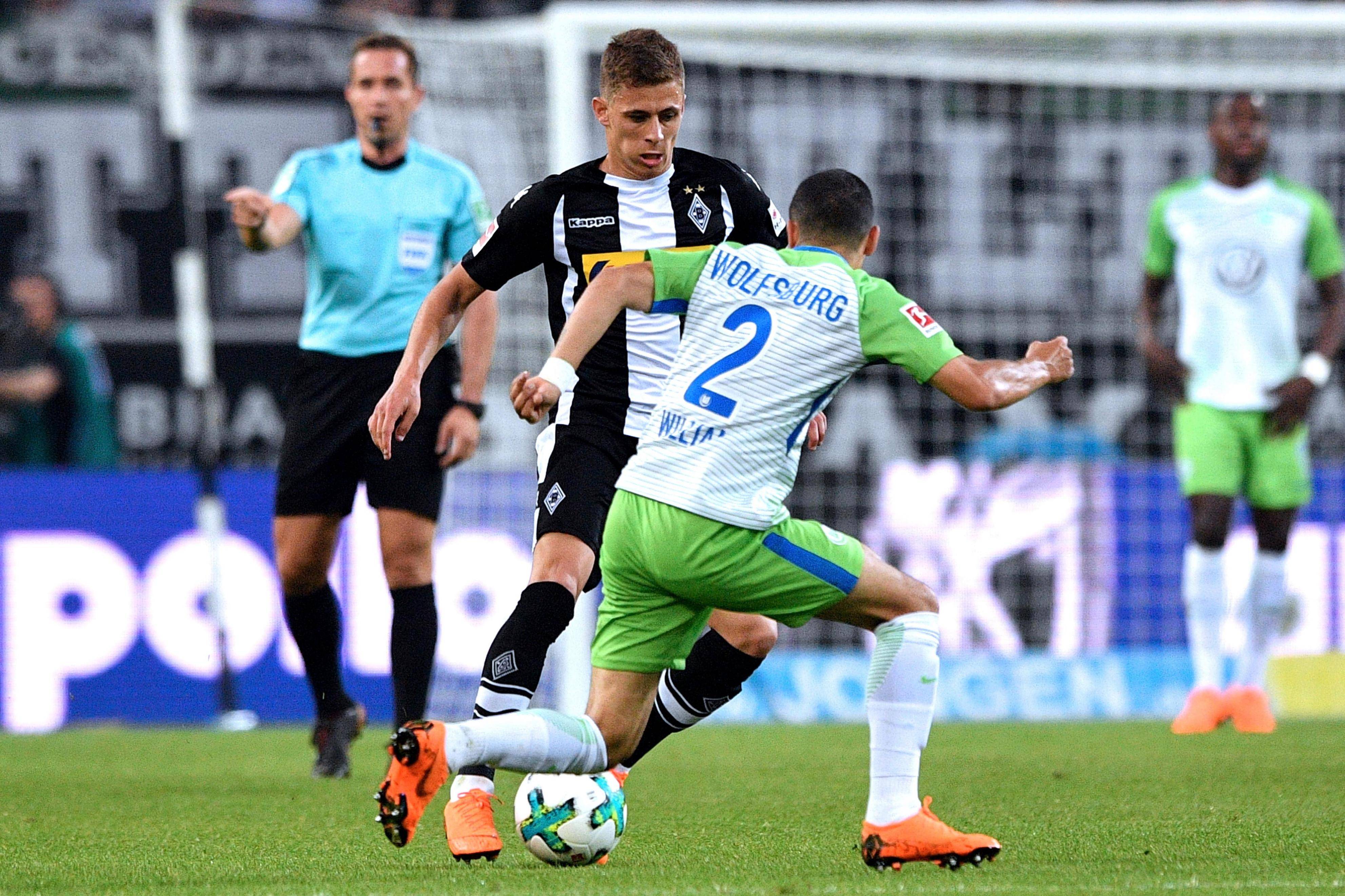 关于沃尔夫斯堡中场因伤缺席多场比赛，球队防线受挑战的信息