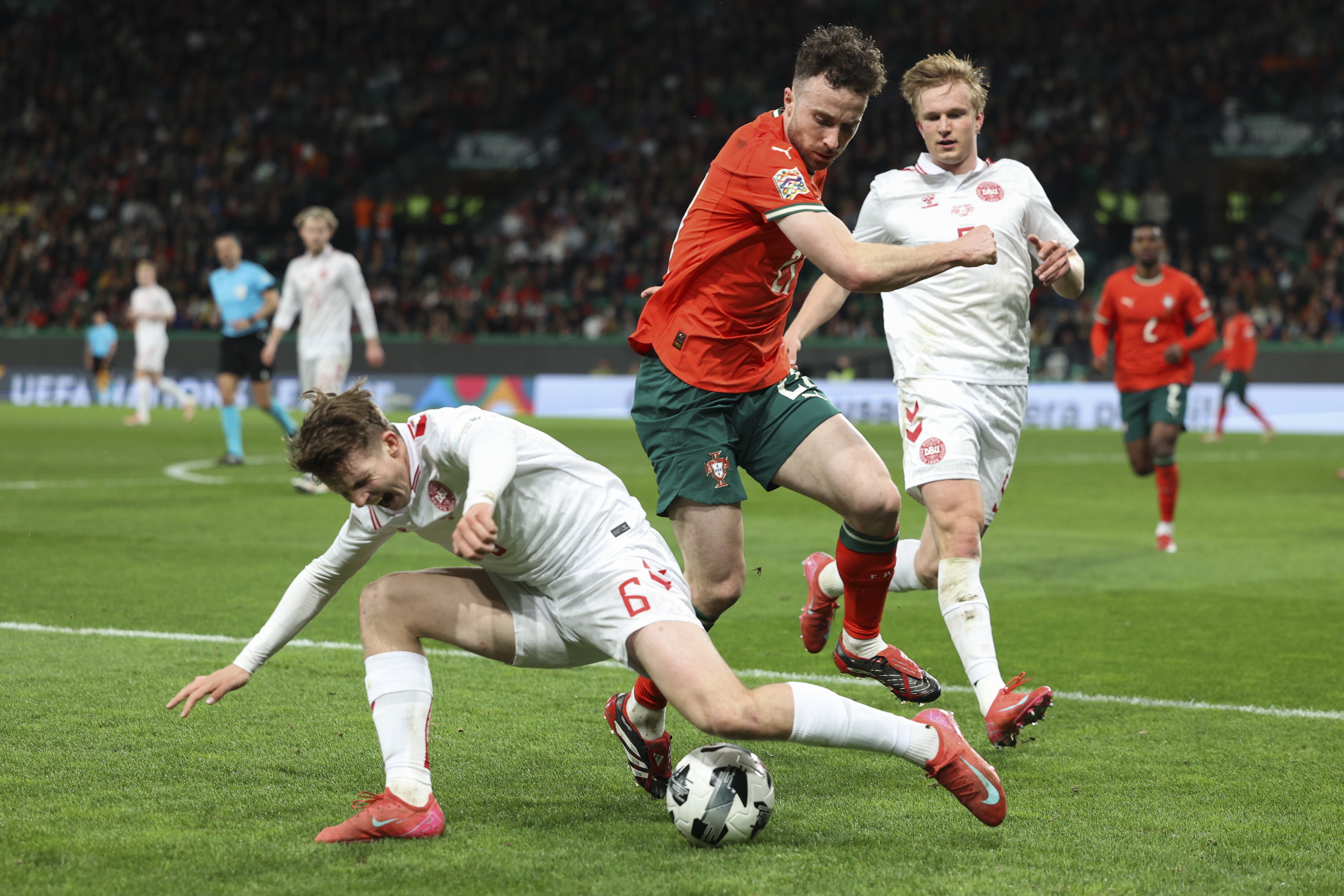 包含欧国联比赛十六强胜负已分，强队晋级的词条